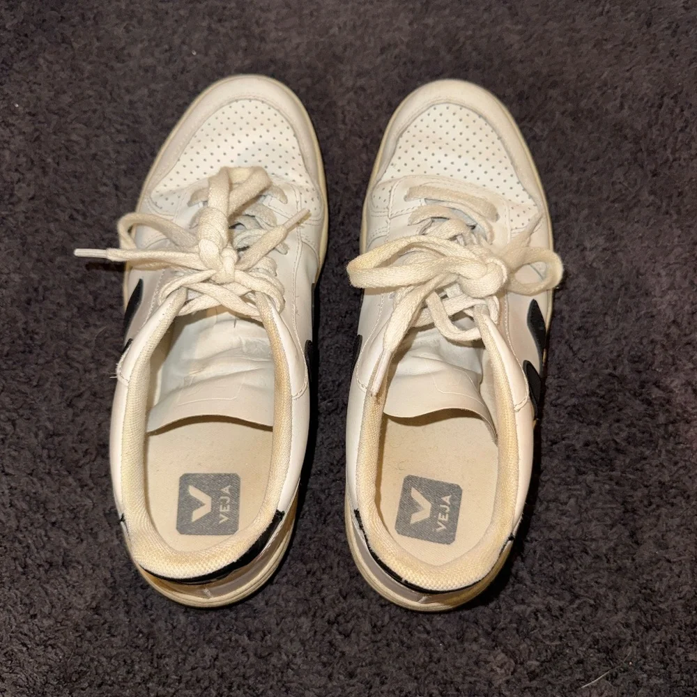 Veja Leather Sneakers - Women's size 8 - Picture 6 of 6